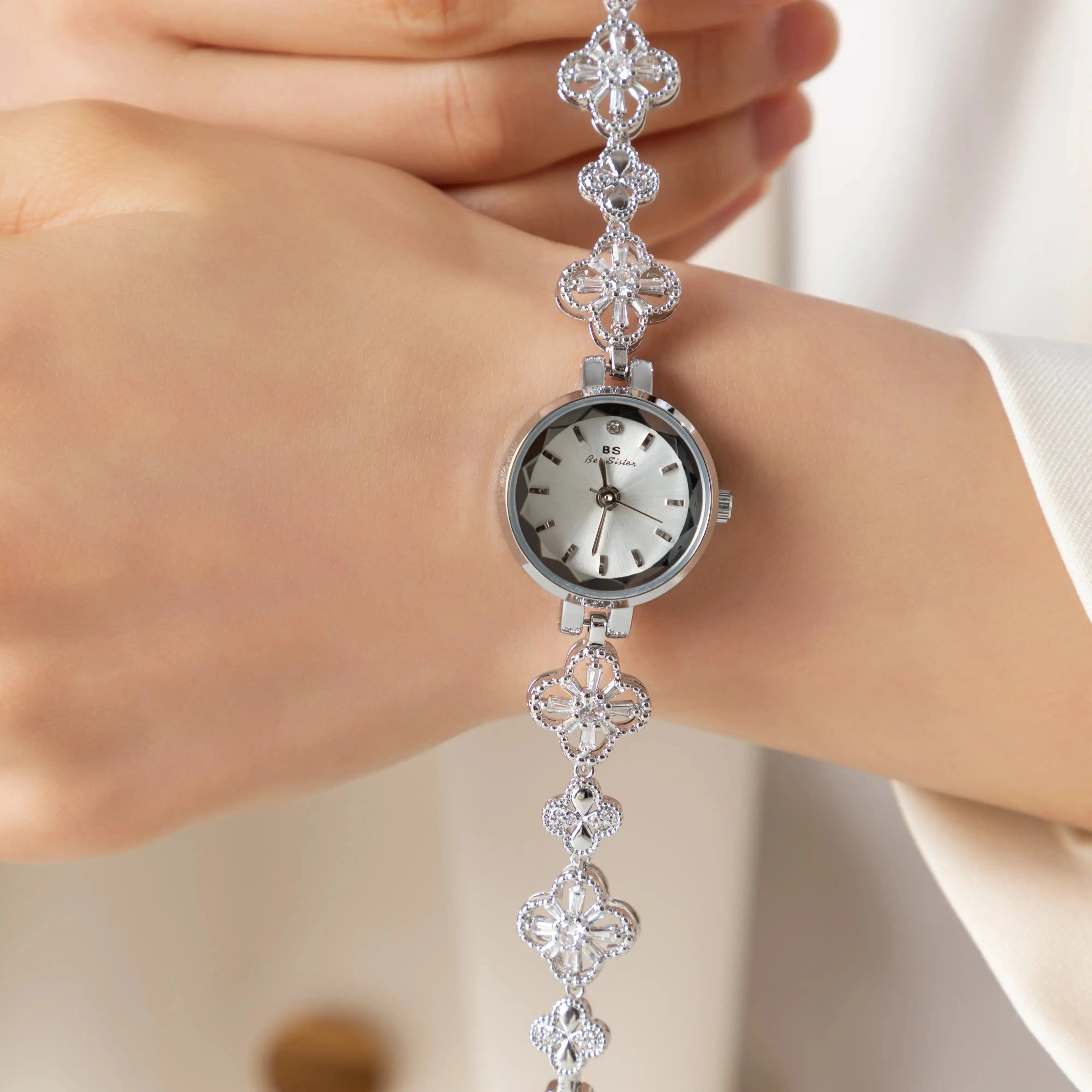 Juweelhorloge – Ronde Details in Goud of Zilver