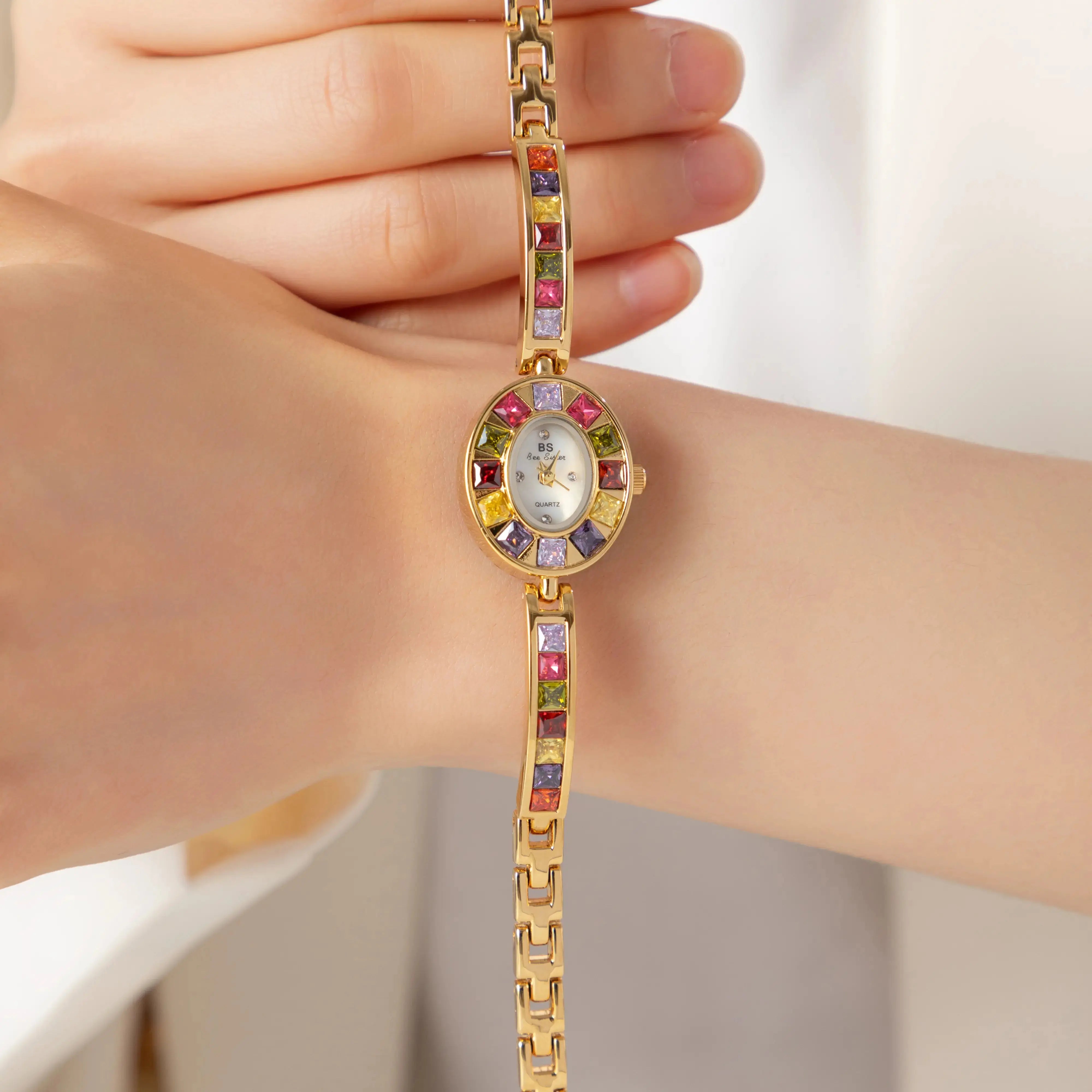 Horloge "Kera" – Kleurrijk met Gouden Accenten