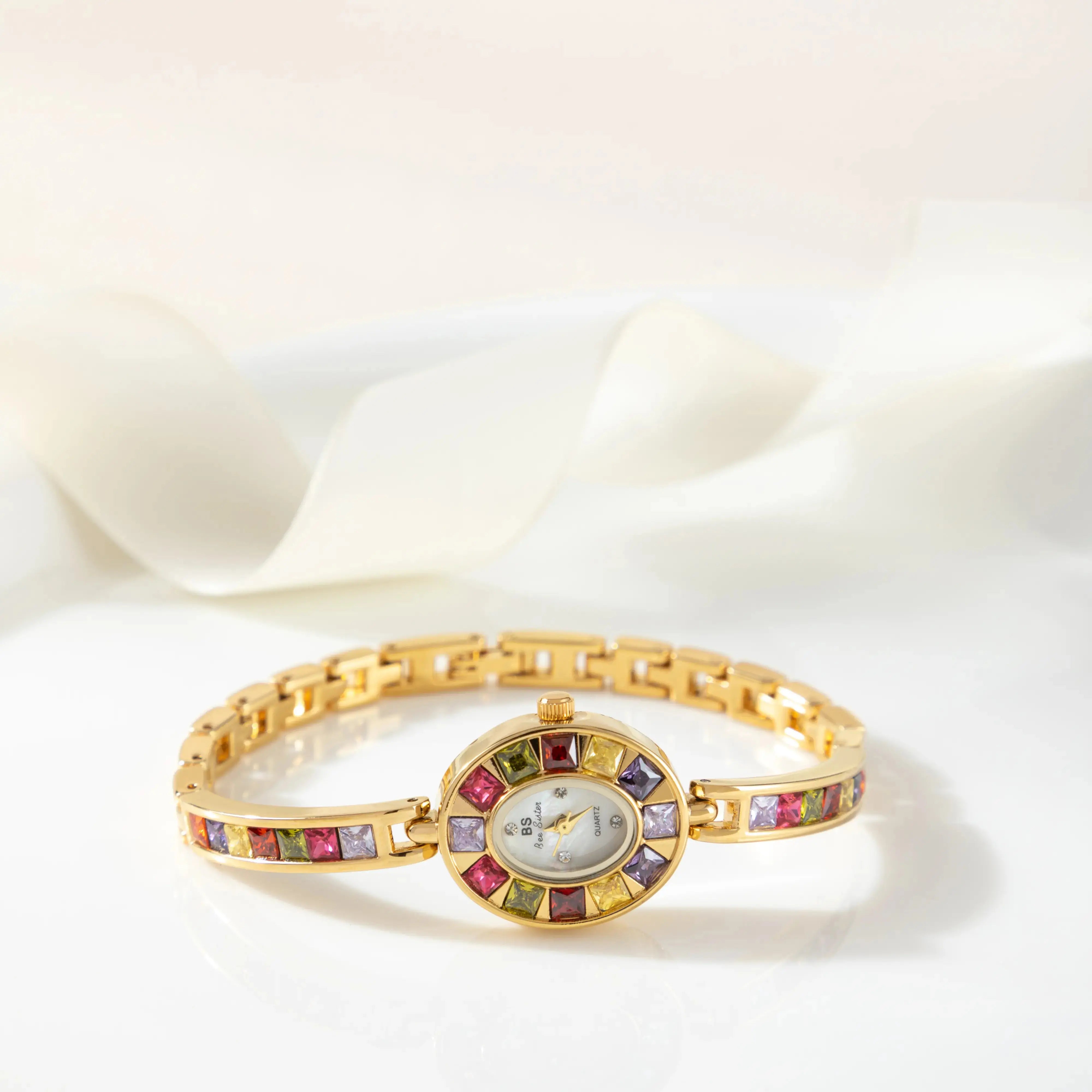 Horloge "Kera" – Kleurrijk met Gouden Accenten