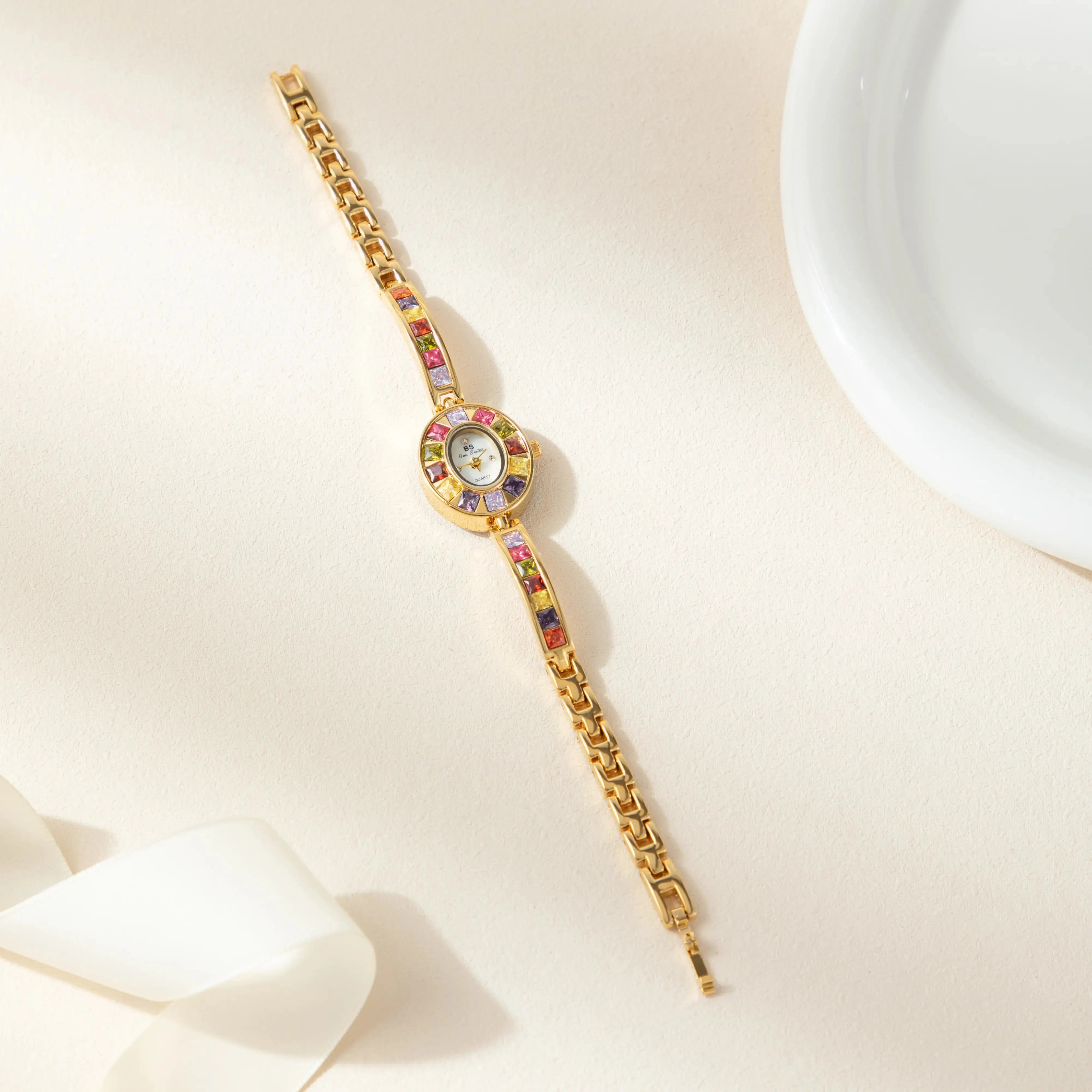 Horloge "Kera" – Kleurrijk met Gouden Accenten