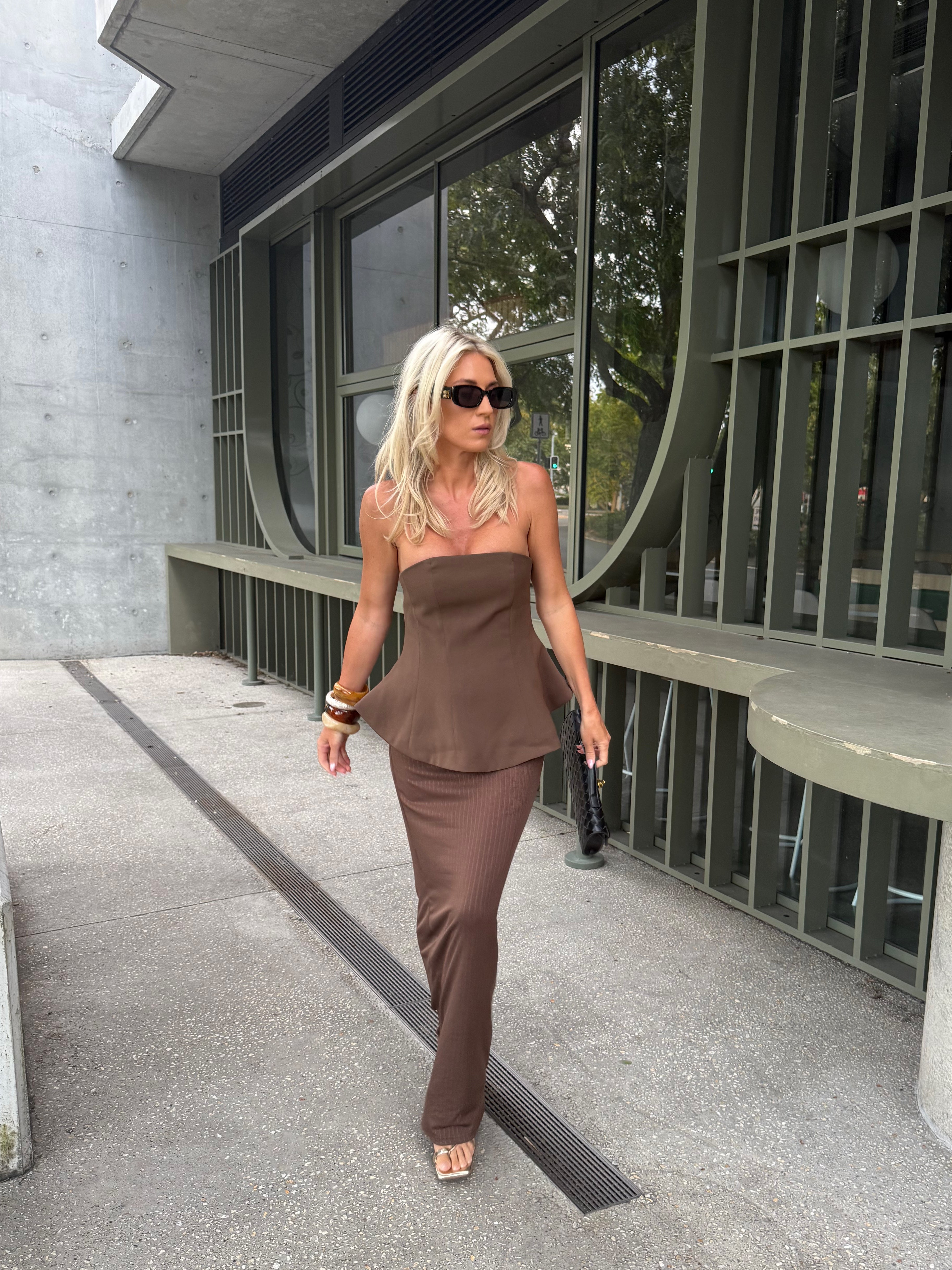 Strapless Maxikleed "Rosa" – Peplum & Ribrok