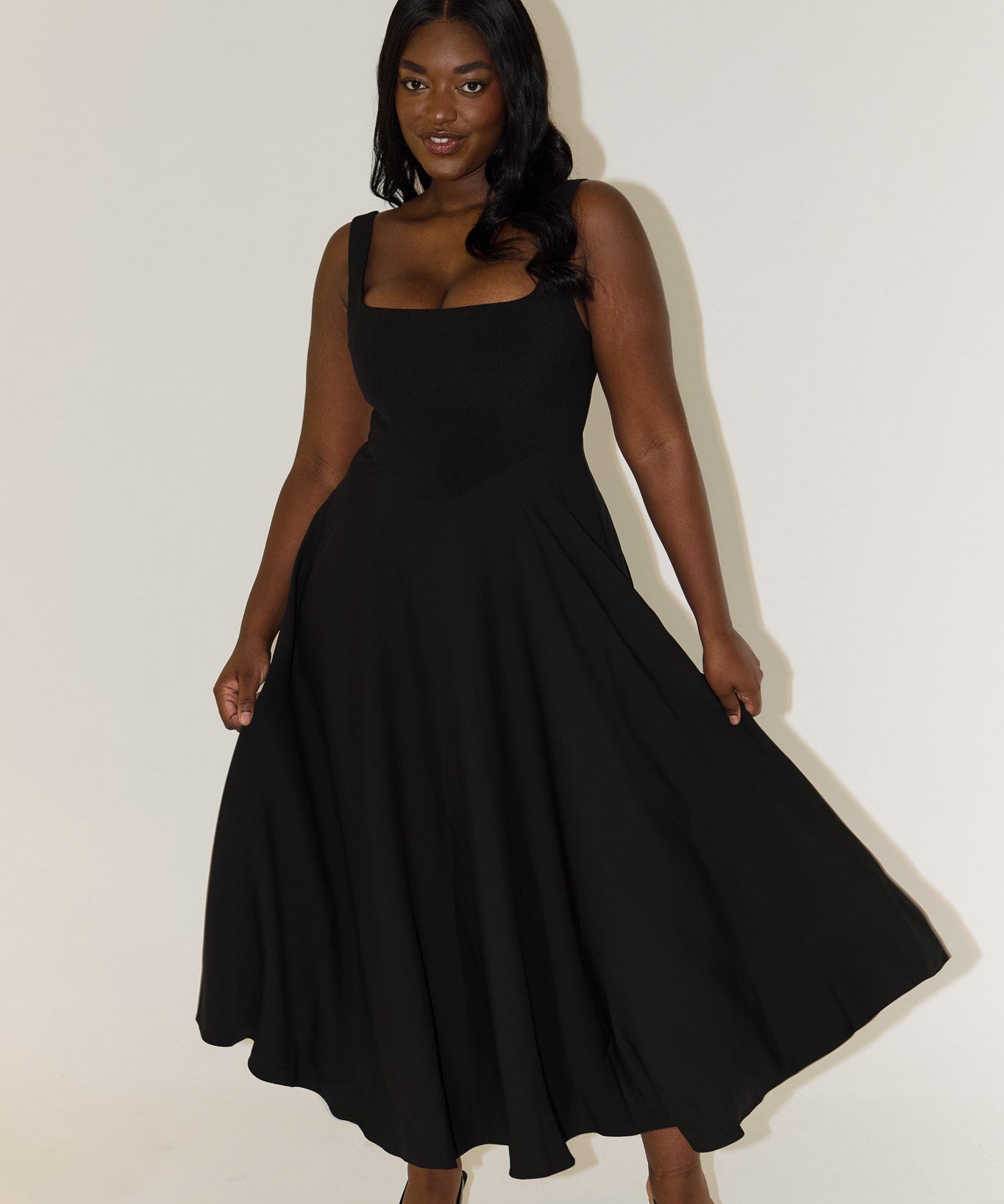 Robe midi "Gabriele" – Intemporelle à col carré