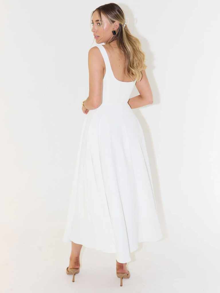 Robe "Anja" – Encolure Carrée & Jupe Évasée