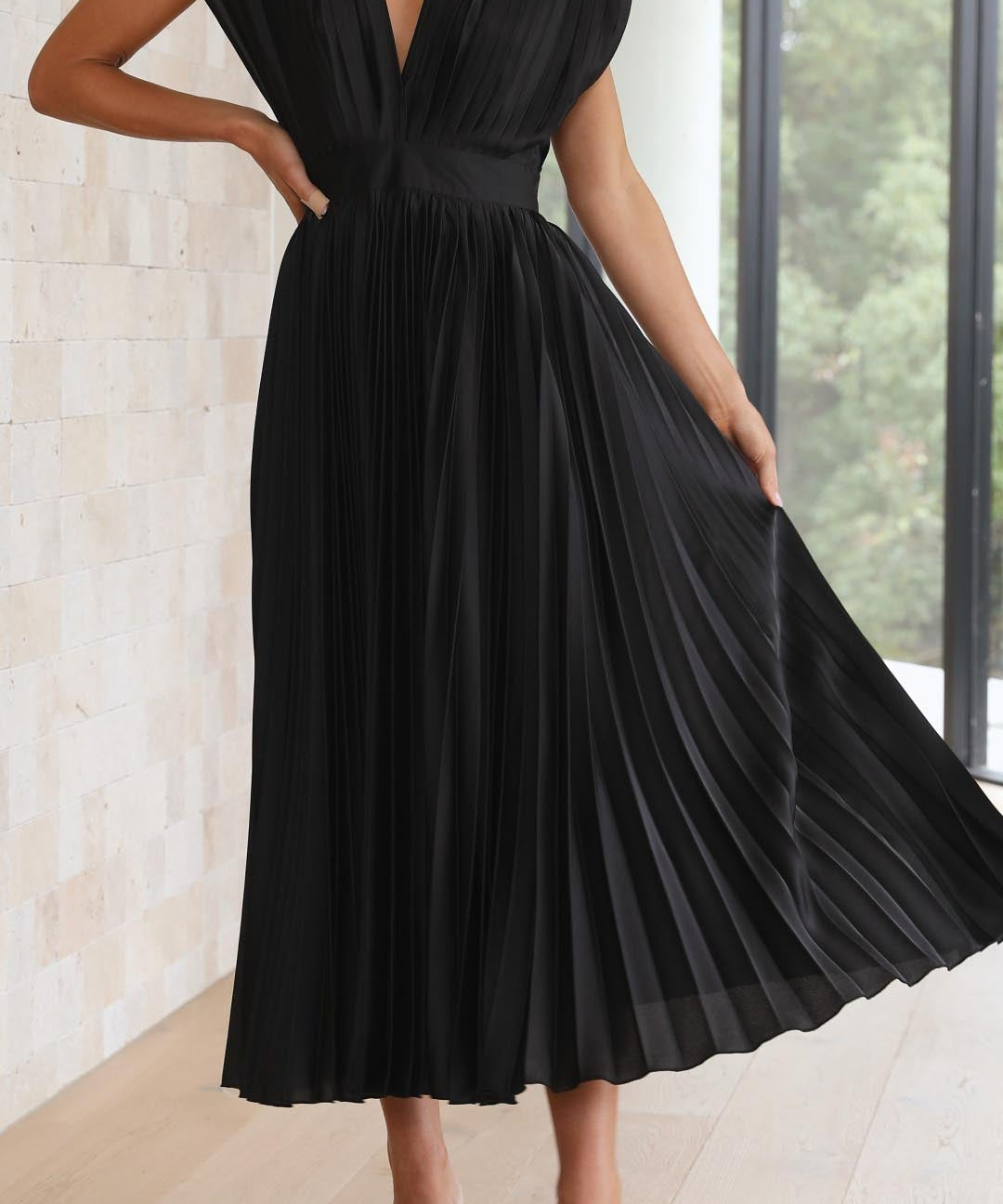 Robe Plissée "Eva" – Élégante à Col en V