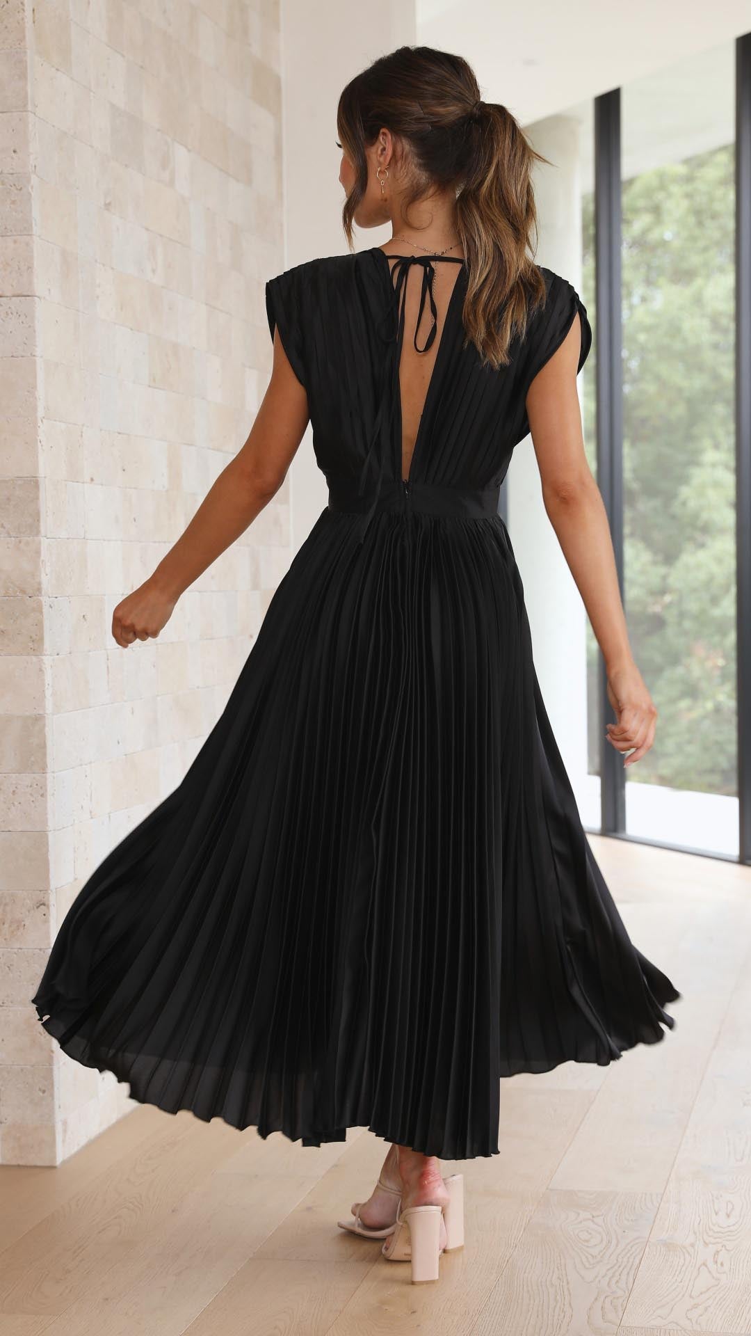 Robe Plissée "Eva" – Élégante à Col en V
