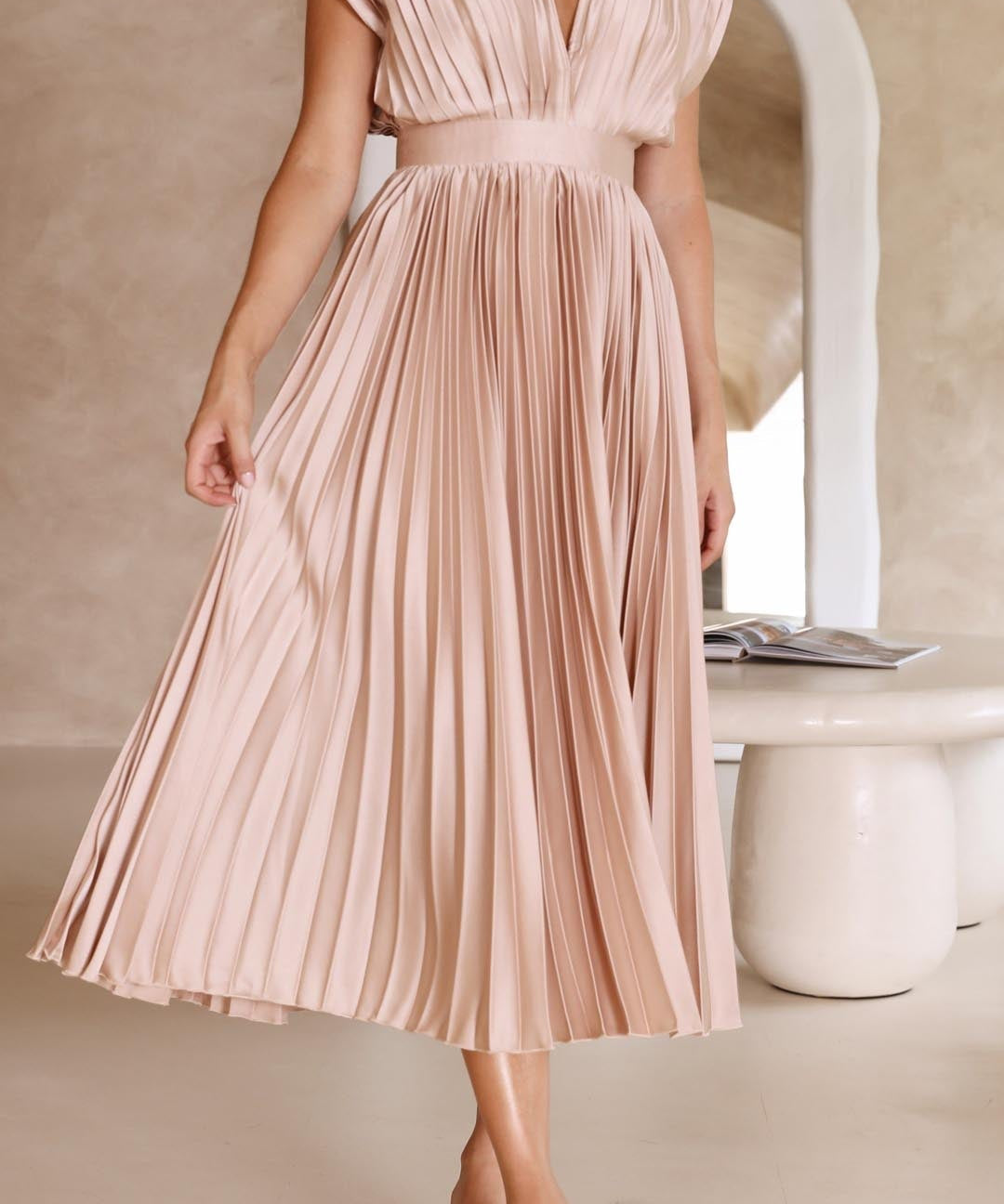 Robe Plissée "Eva" – Élégante à Col en V