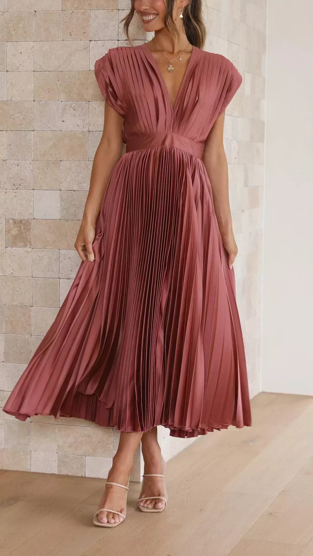 Robe Plissée "Eva" – Élégante à Col en V