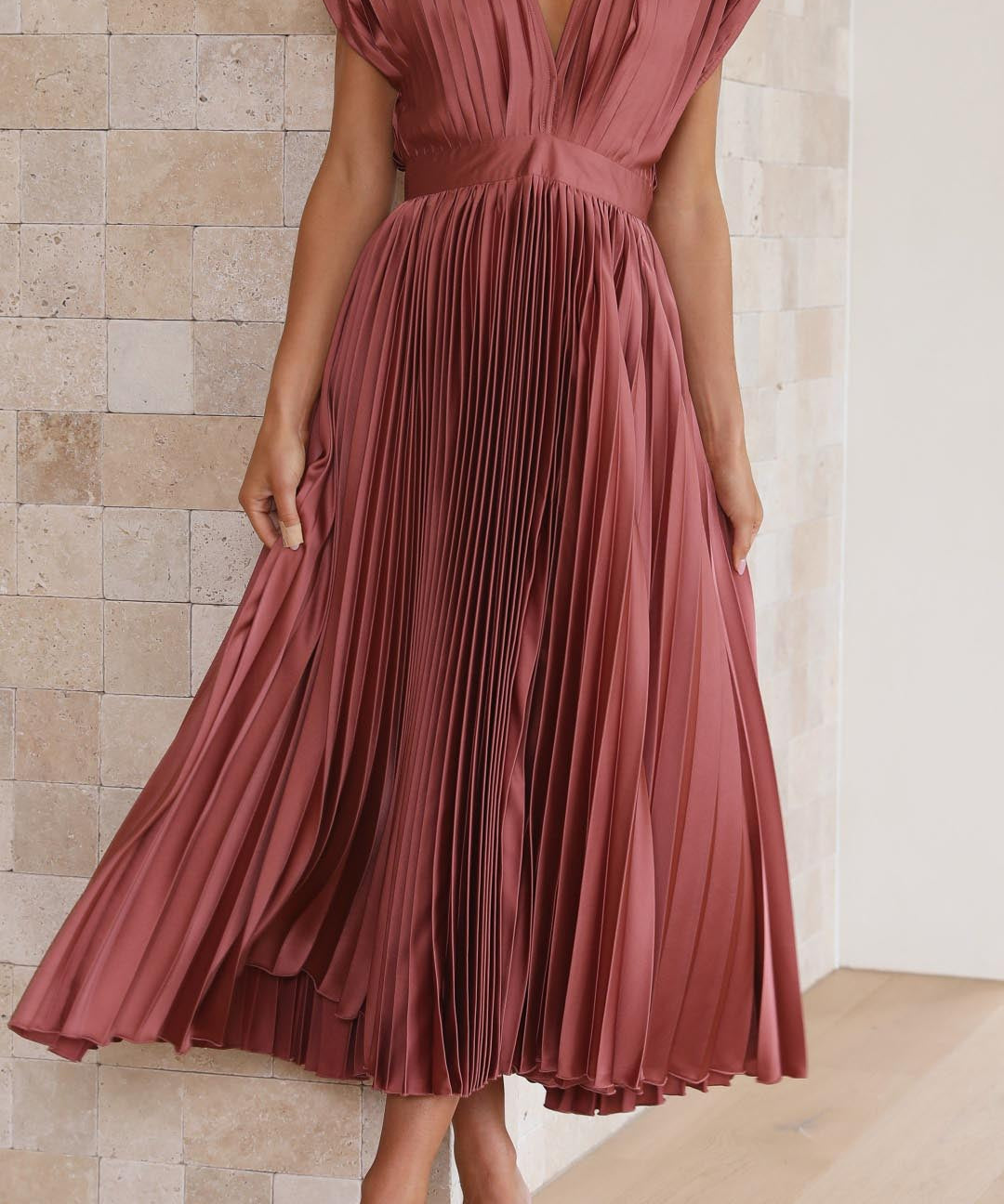 Robe Plissée "Eva" – Élégante à Col en V