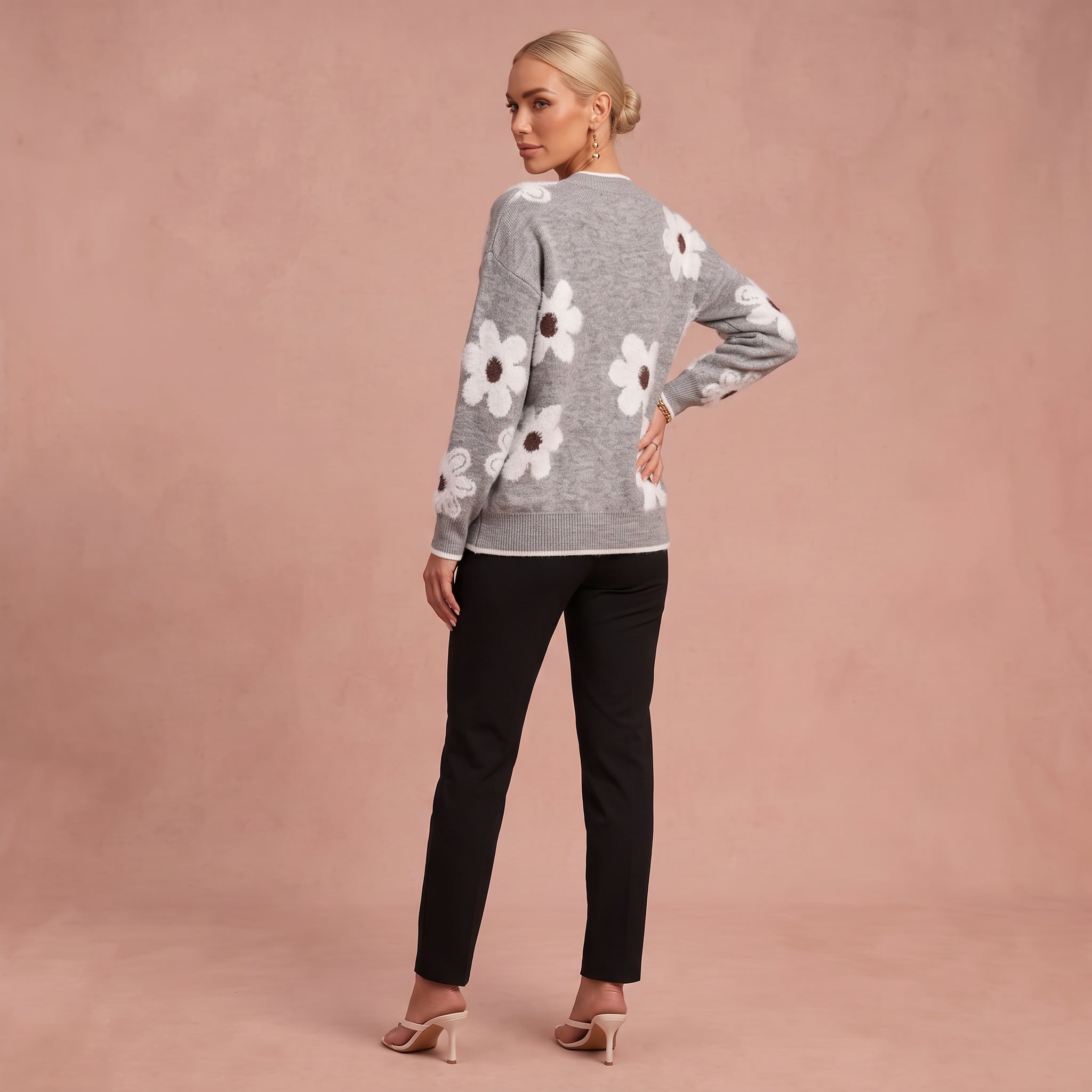 Trui "Astrid" – Bloemen met V-hals Grijs
